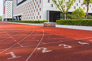 選擇國際學校相比于低齡留學的好處在哪里？